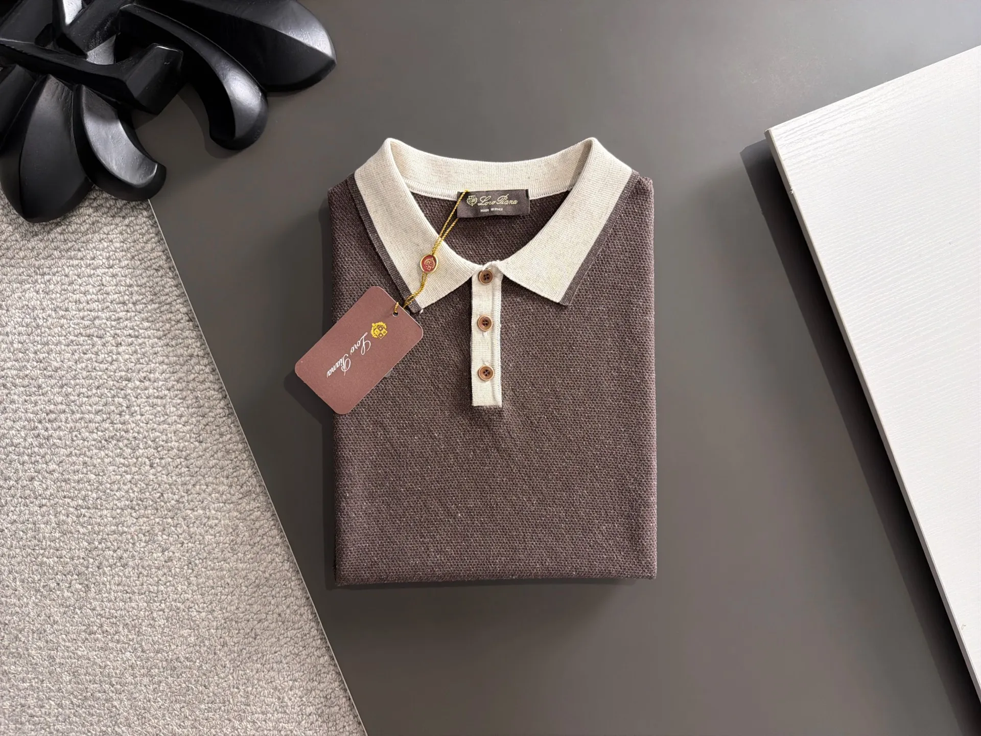 Next day shipment LP high quality Loro Piana 26ss New Arrival men's short-sleeved T-shirt Made of combed cotton yarn knitted cotton fabric, no pressure when entering and exiting the counter Exclusive control of raw materials It feels substantial when weighed, and the upper body is more textured than ordinary T-shirts. This texture can cope with the weather easily and is suitable for both hot and cold! Loose fit design, looks noble. The only correct version is available Size: M to XXXL